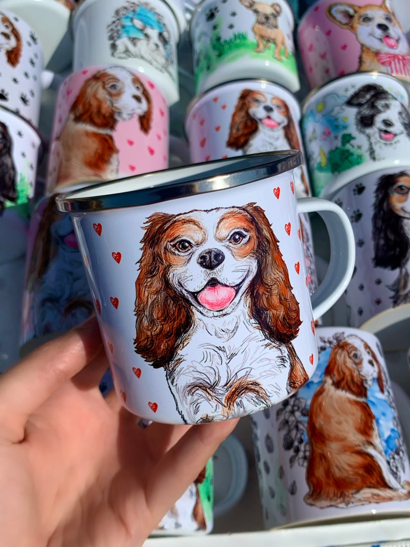 Fehér-barna cavalier spániel portré fém bögrén, apró piros szívecskékkel spániel kollekció ajándéktárgyakkal 