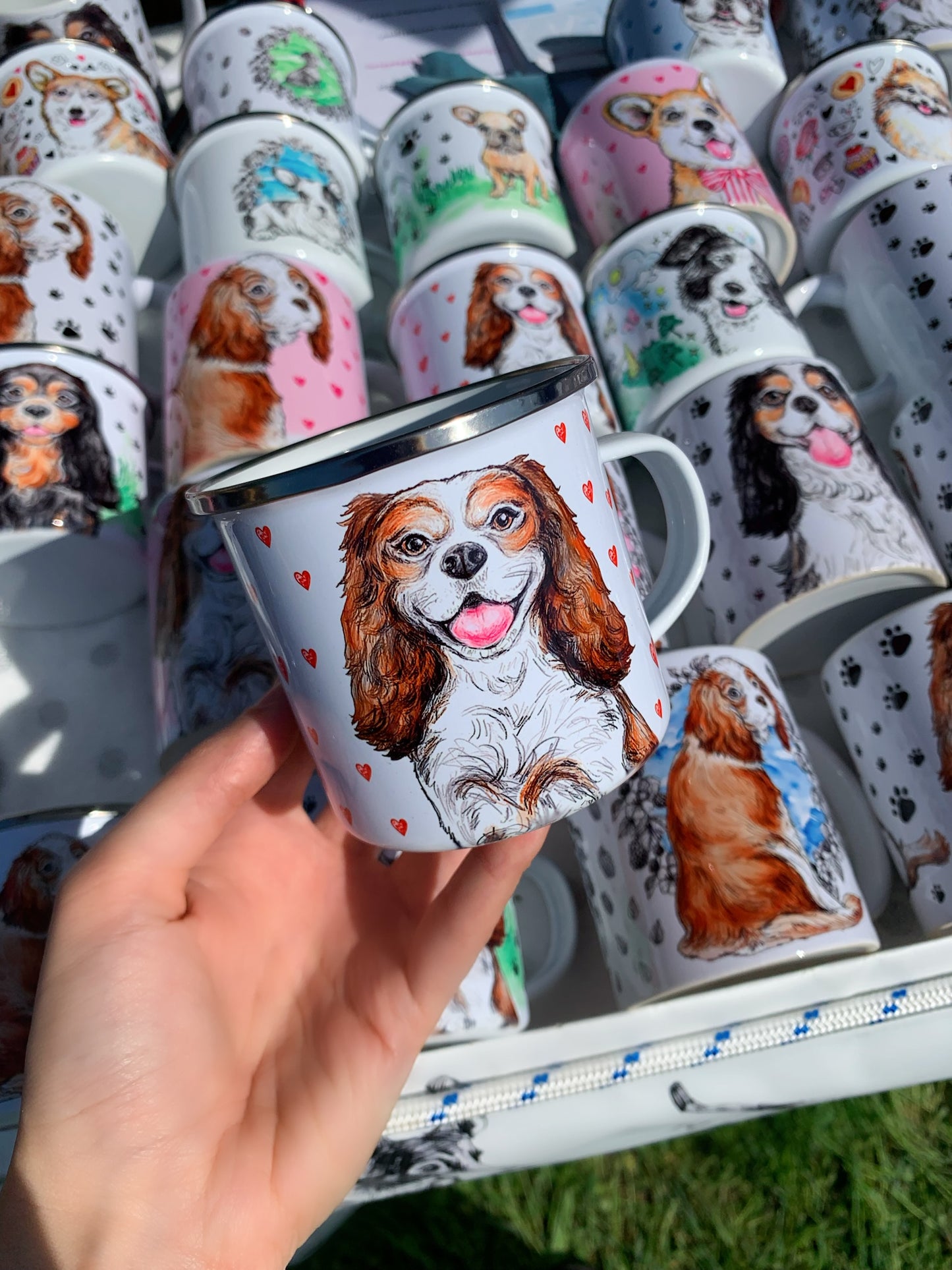 Egyedi kutyás bögre cavalier spániel rajzzal, természetes és barátságos stílusban