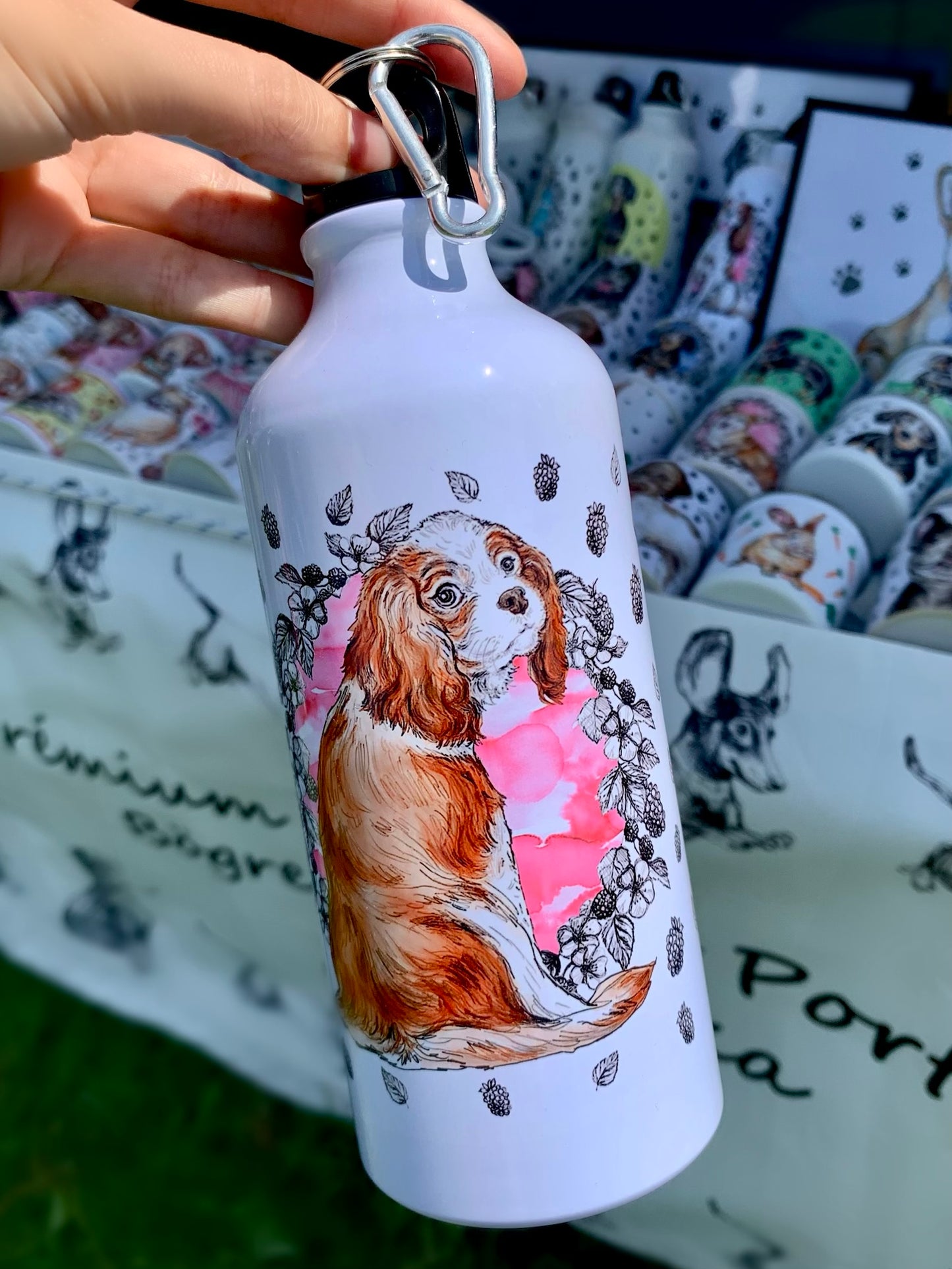 Cavalier spániel kutyás ajándékkollekció – kézzel festett kulacs, bögre és vászontáska, prémium minőségű akvarell mintákkal
