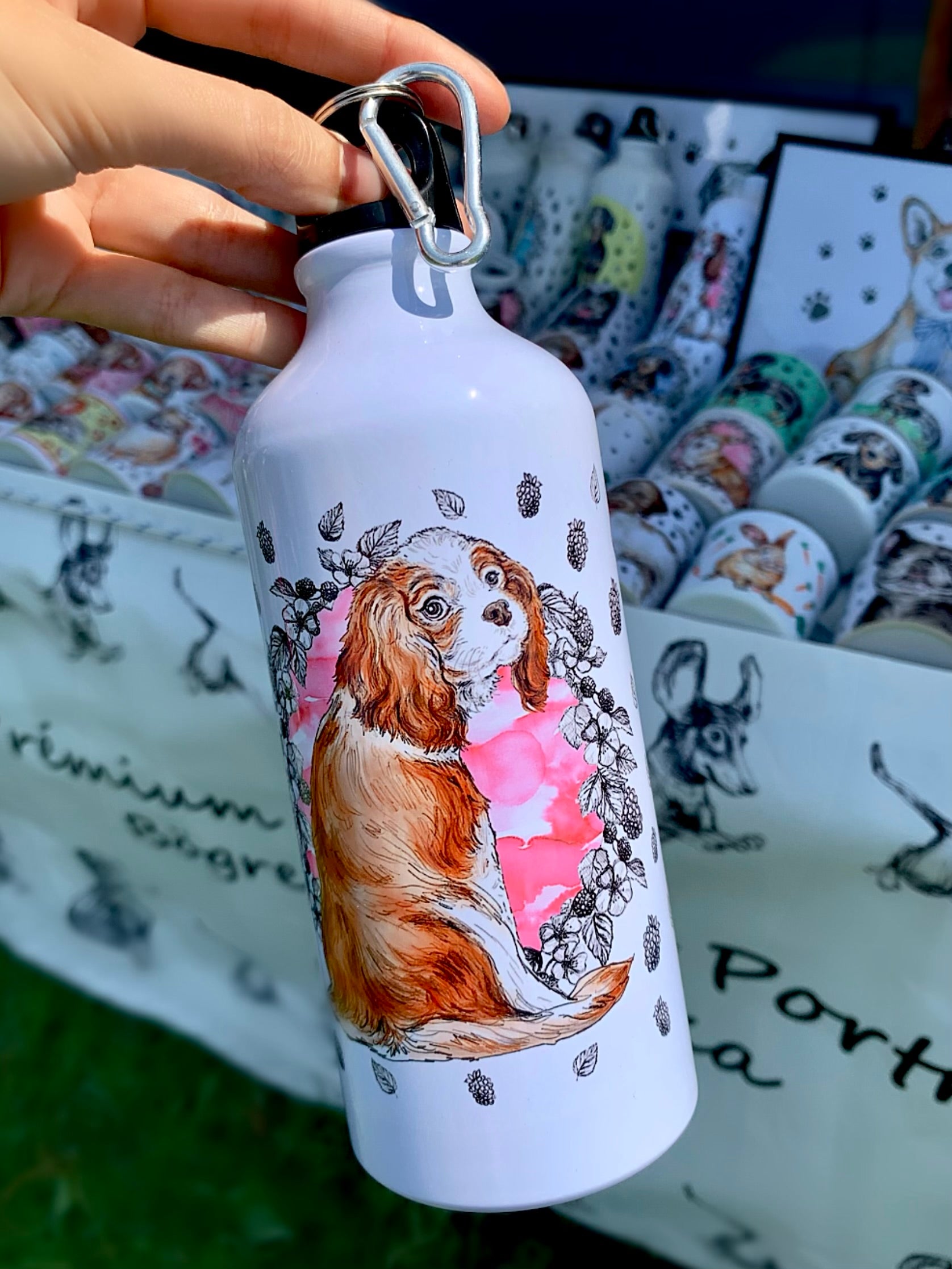 Prémium fém kulacs kézzel festett Cavalier King Charles spániel portréval, rózsaszín akvarell háttérrel, apró gyümölcs- és levélmintával