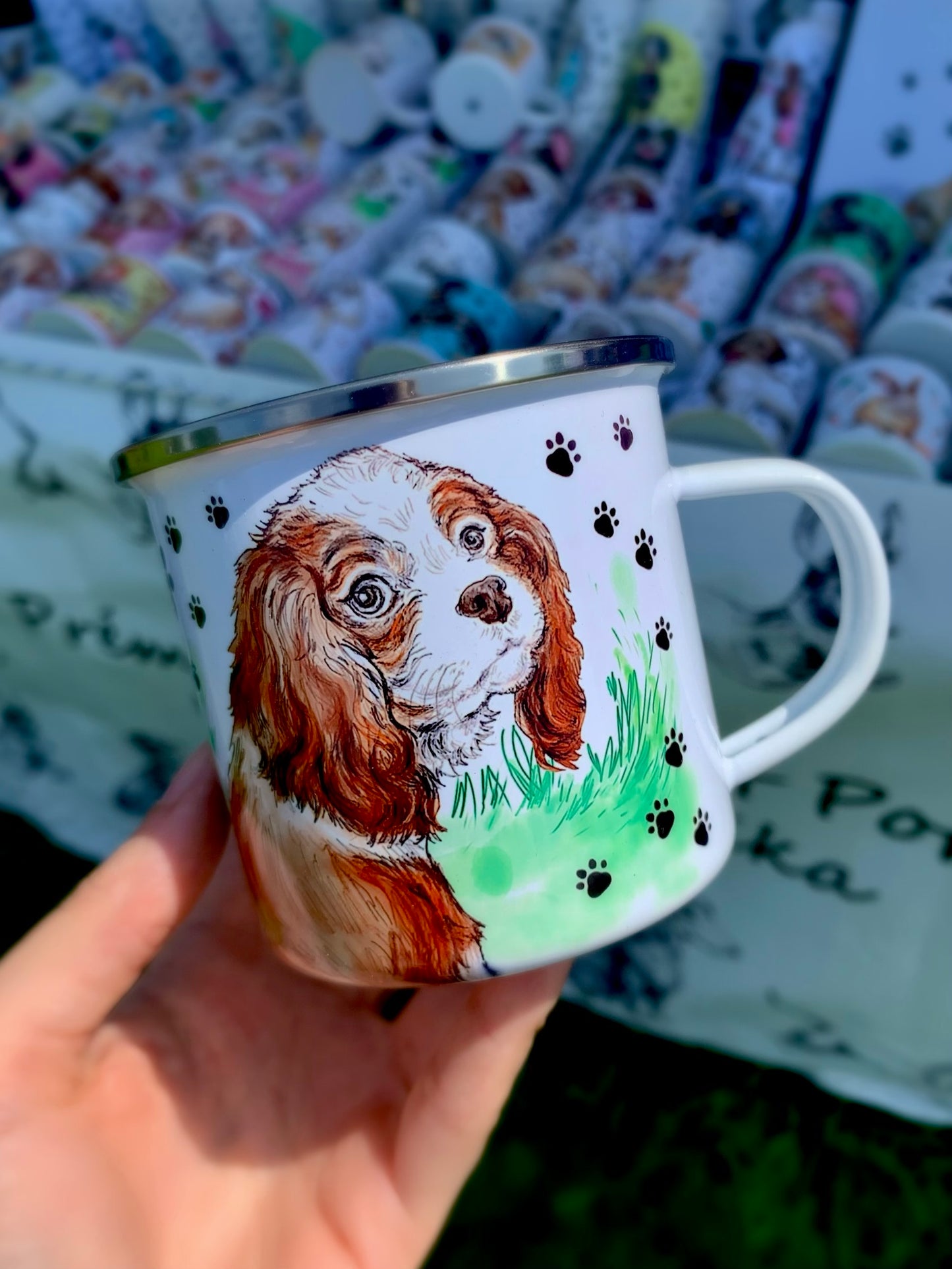 Kedves tekintetű Cavalier spániel fém bögre zöld fű és mancs mintákkal