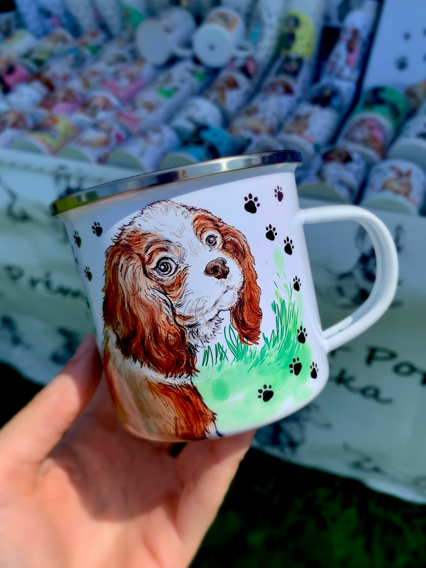 Kedves tekintetű Cavalier spániel fém bögre zöld fű és mancs mintákkal