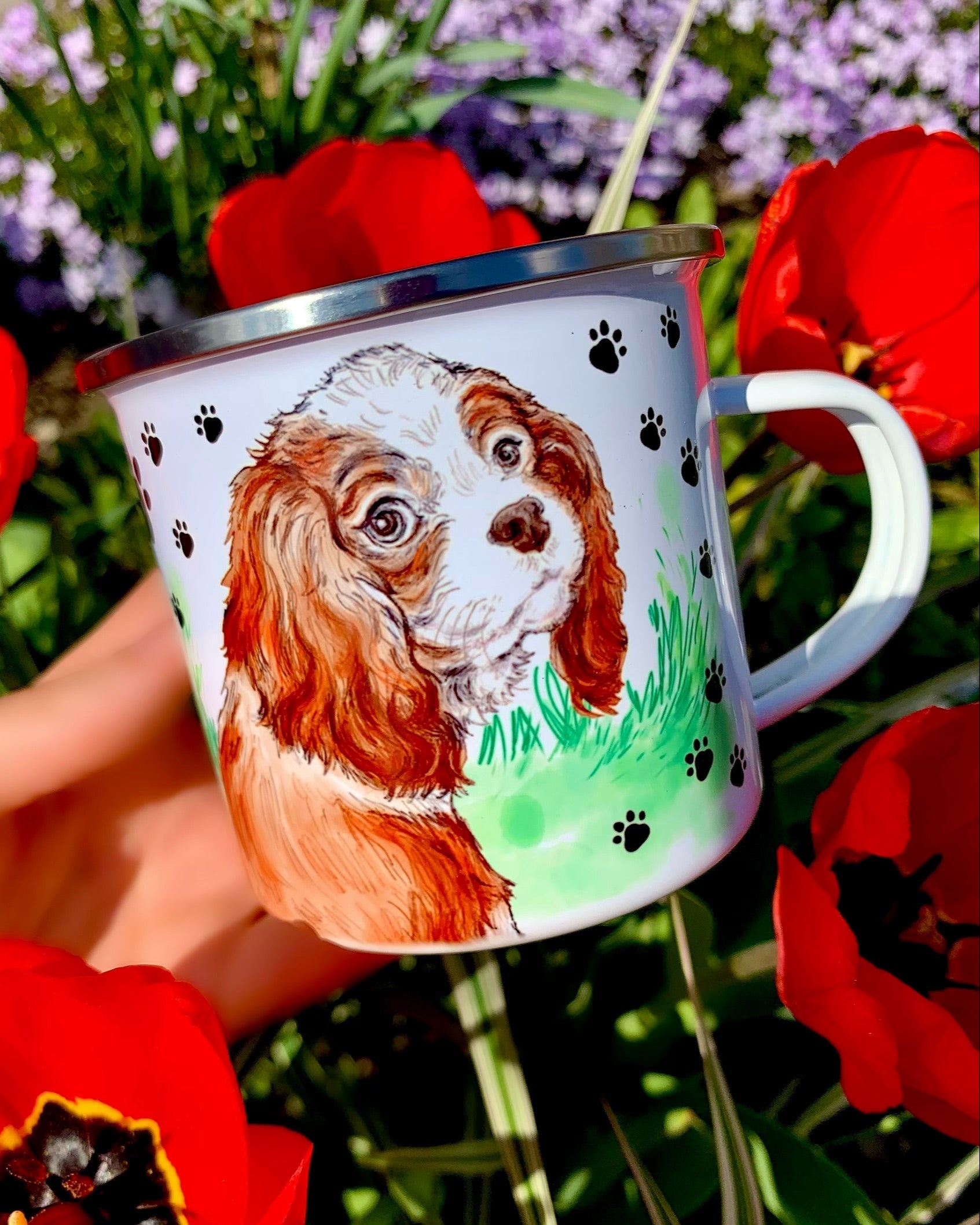 Ülő Cavalier spániel mintás fém bögre fekete mancs és zöld füves háttér mintákkal