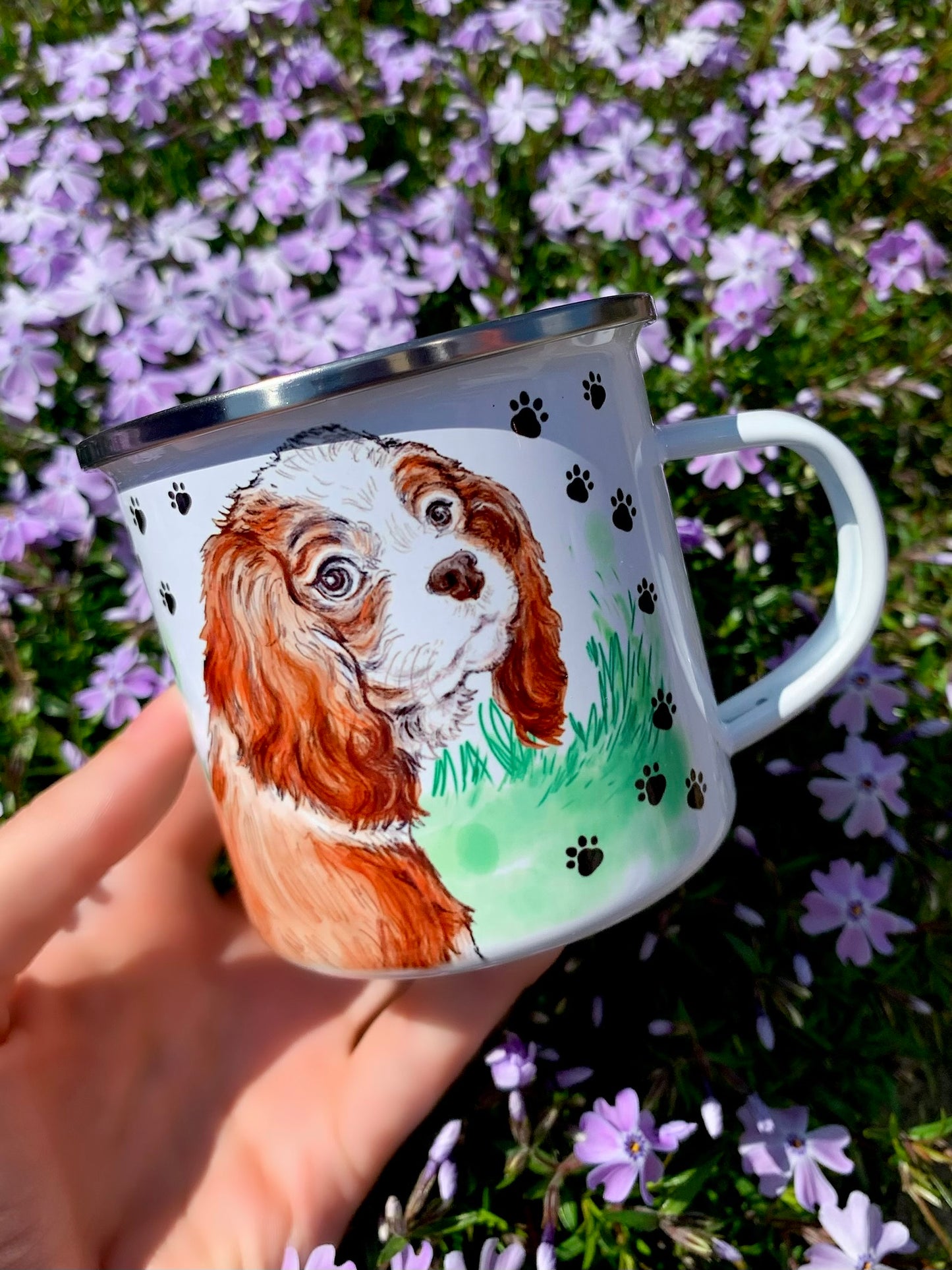 Prémium Cavalier spániel fém bögre – kézzel rajzolt kutya és természetes füves háttér