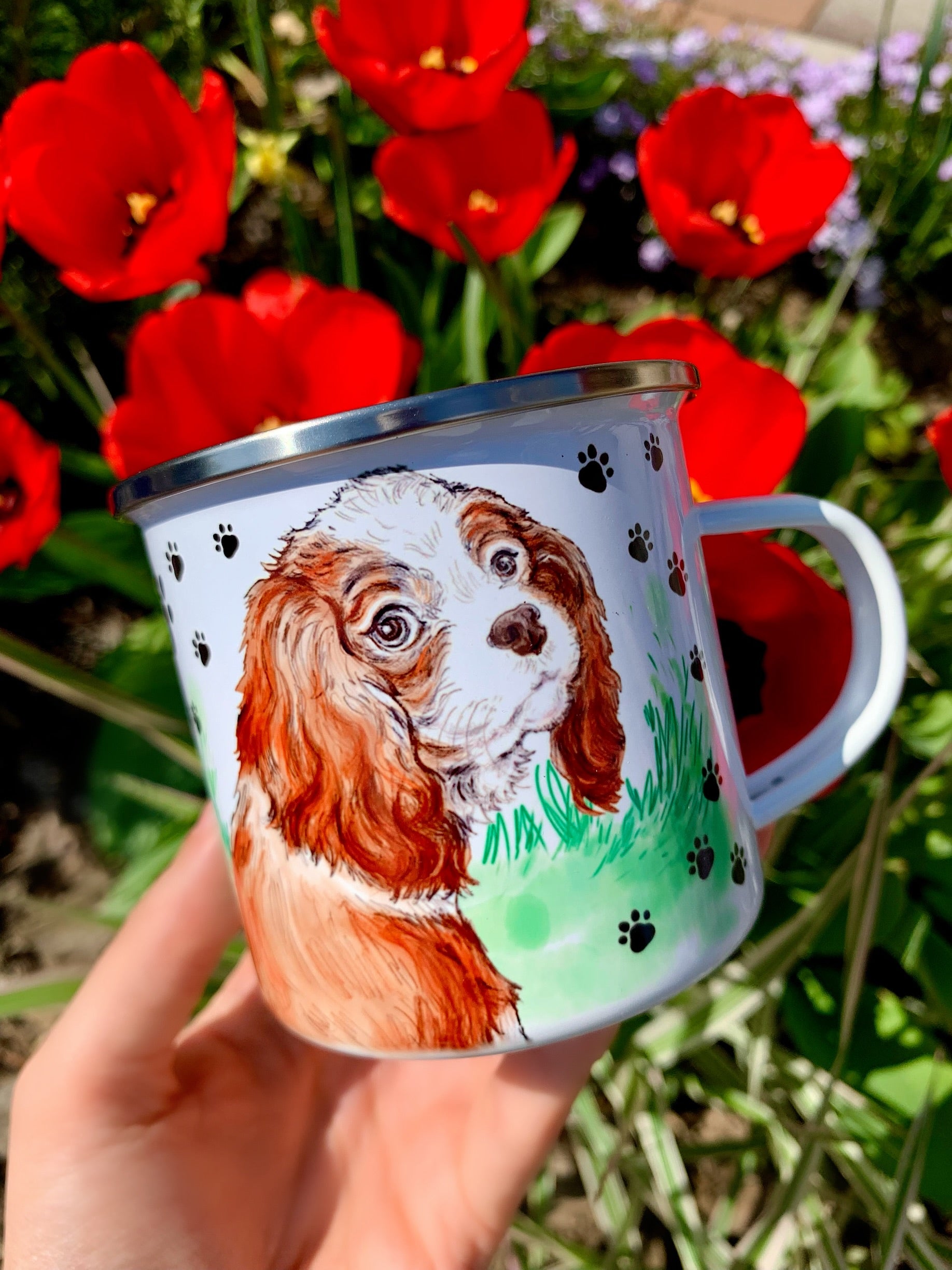 Egyedi fém bögre Cavalier King Charles spániel illusztrációval, portré és egész alakos változattal