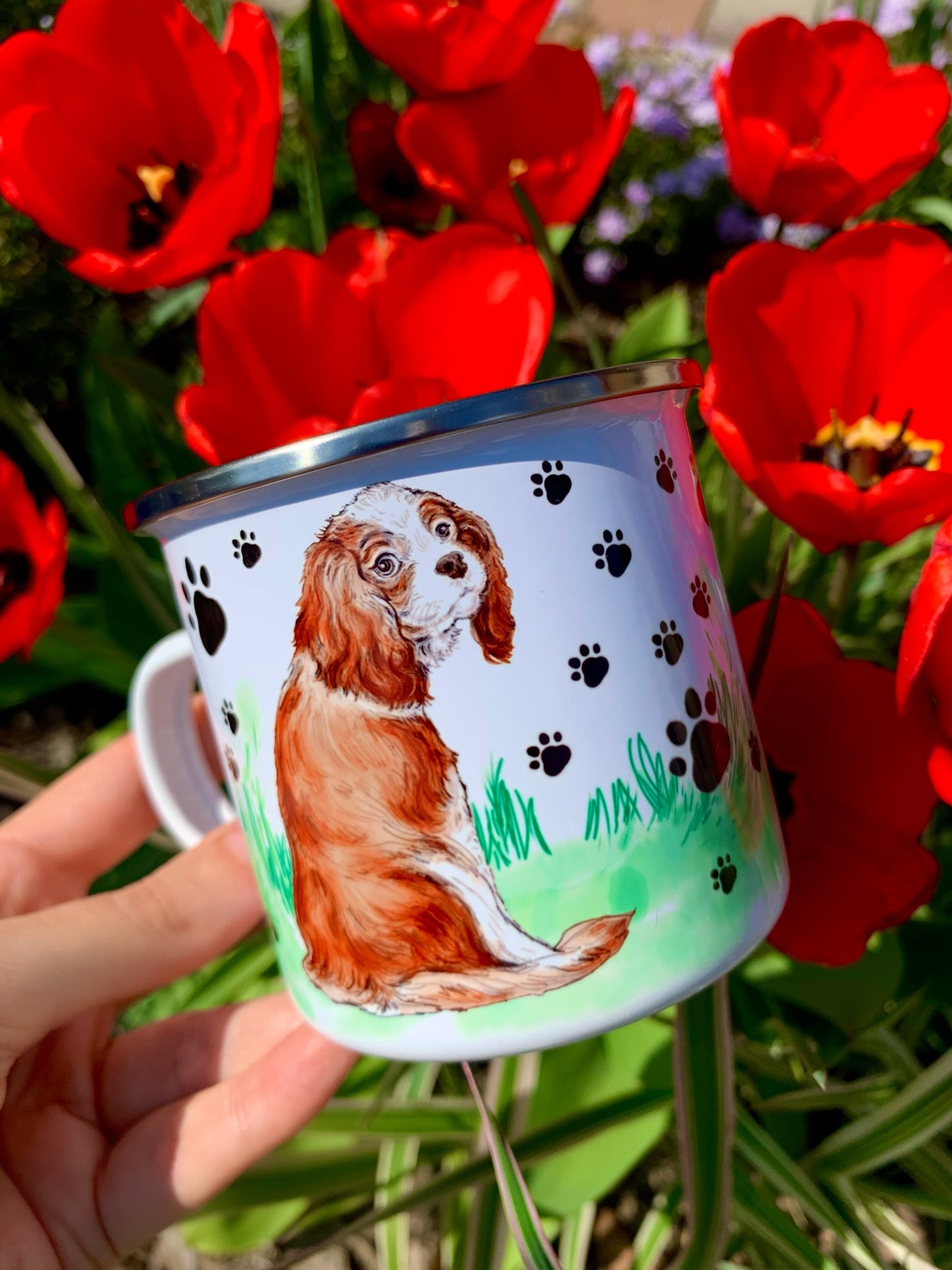 Kézzel festett Cavalier King Charles spániel fém bögre – portré és teljes alak egy bögrén