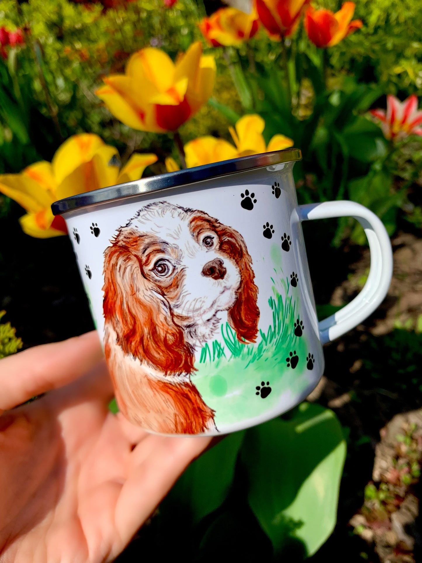 Cavalier Spániel fém bögre - Kézzel festett Cavi kutya és Mancsos háttér mintával