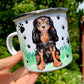 Cavalier King Charles spániel fém bögre – barna-fekete kutyás minta, mancs mintával és természet ihlette zöld fű motívumokkal
