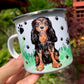 Cavalier King Charles spániel illusztráció fém bögrén, fekete mancs mintákkal és finom zöld fű rajzokkal