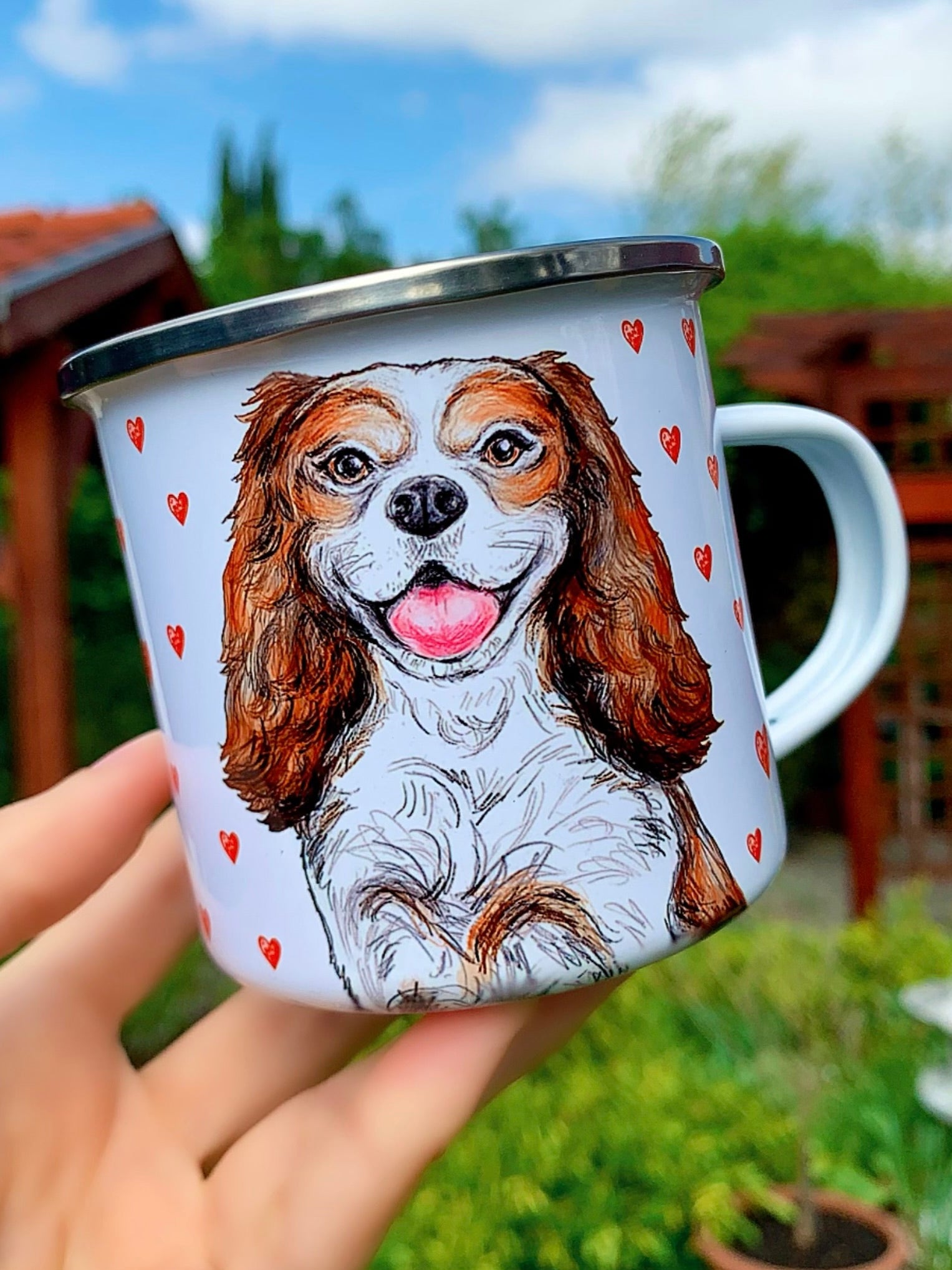 
Mosolygó cavalier spániel mintás fém bögre apró piros szív dekorral, kézzel rajzolt kutyás dizájnnal