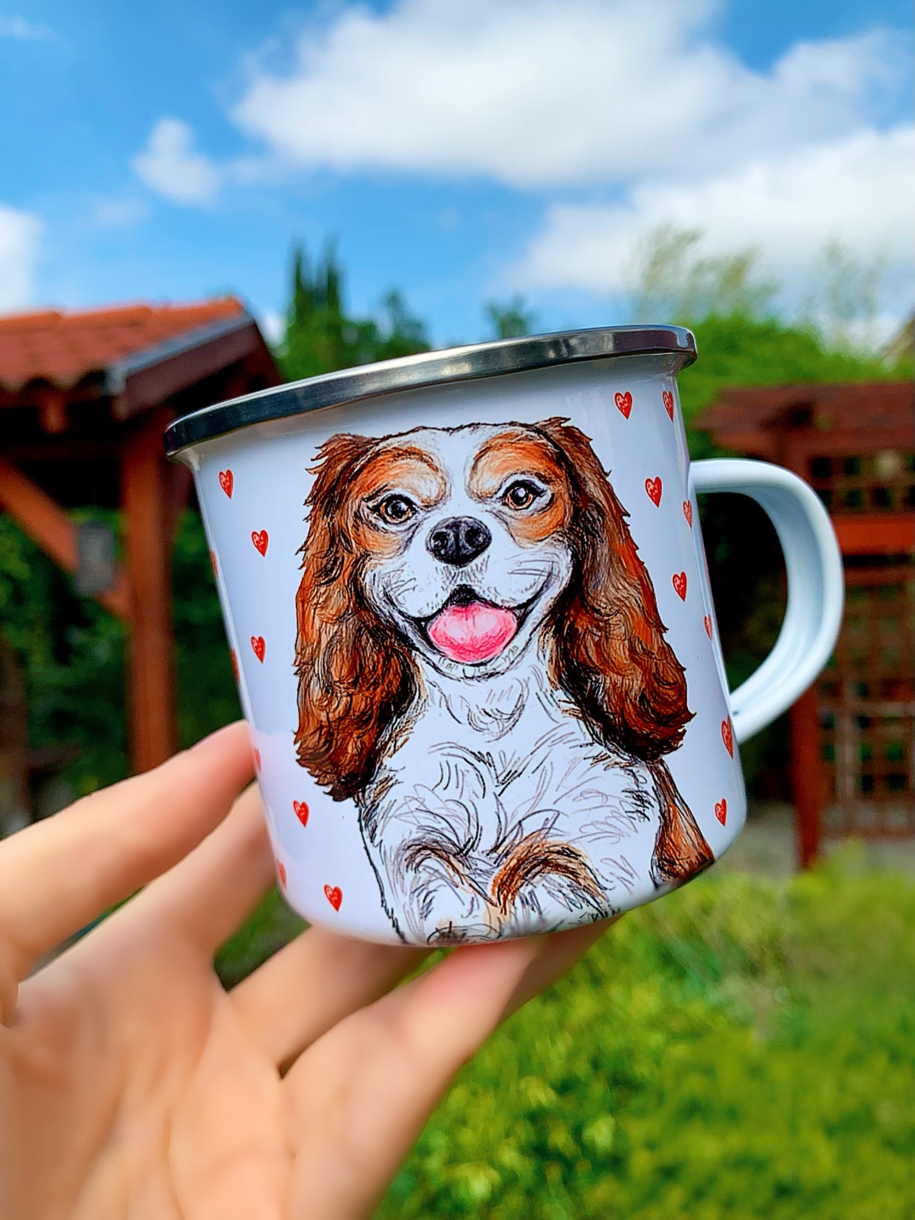 Piros szív mintás háttér cavalier fém bögre dizájnon – prémium kutyás ajándék