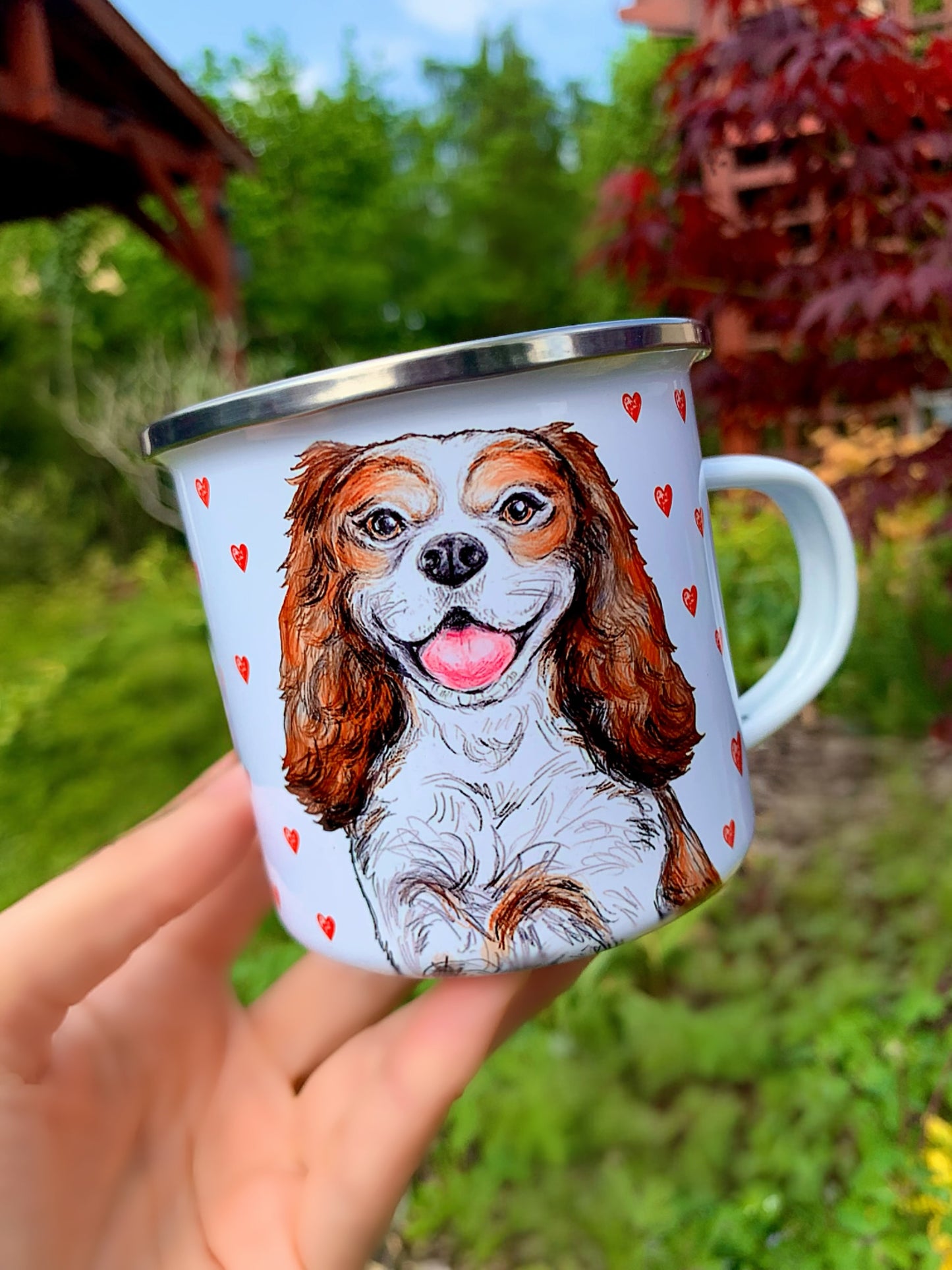 Cavalier Spániel fém bögre - Kézzel festett mosolygó Cavi és apró Szív mintákkal