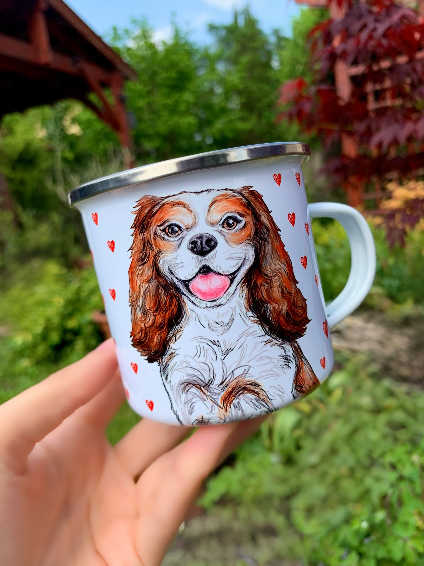 Cavalier Spániel fém bögre - Kézzel festett mosolygó Cavi és apró Szív mintákkal