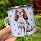 Aranyos cavalier King Charles spániel fém bögrén, kézzel festett szív mintás háttérrel