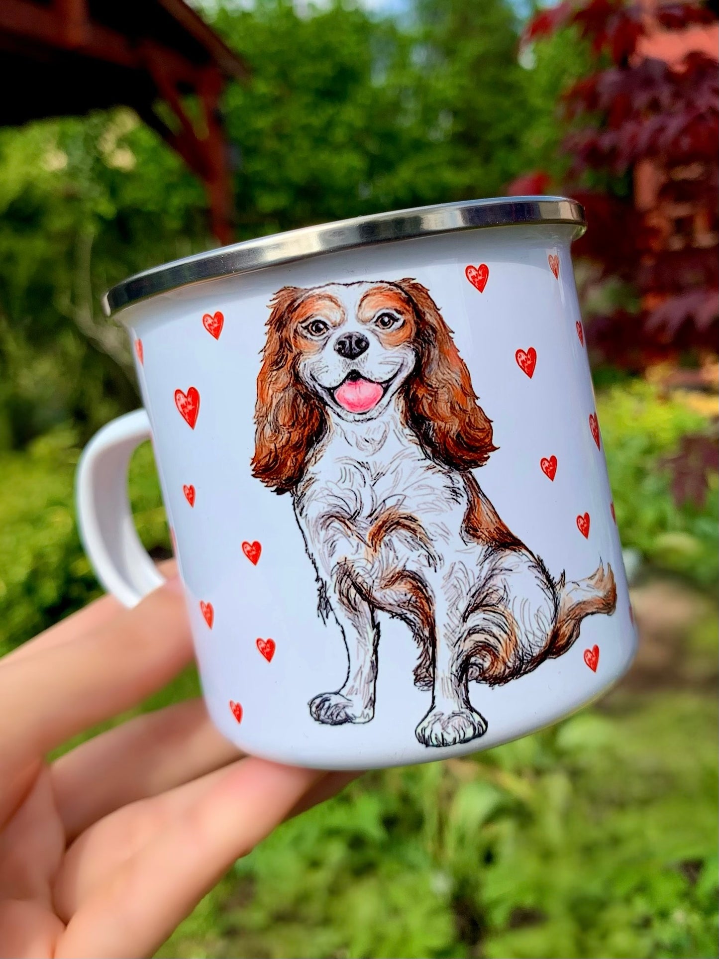 Aranyos cavalier King Charles spániel fém bögrén, kézzel festett szív mintás háttérrel