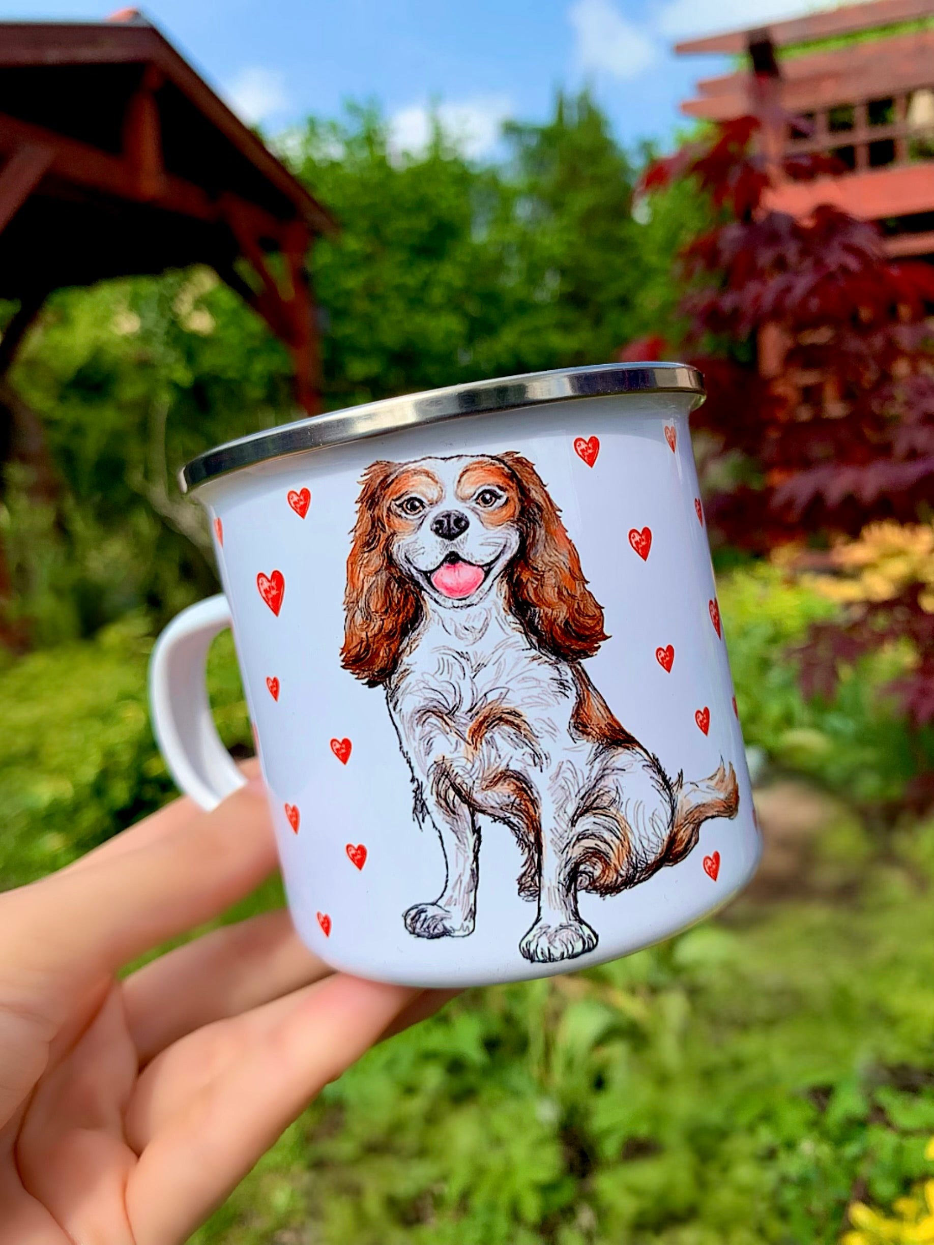 Kézműves fém bögre mosolygós cavalier spániel kutyával – különleges ajándék gazdiknak