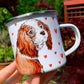 Fém bögre barna-fehér Cavalier King Charles spániel mintával, kézzel rajzolt kutyás grafikával és apró piros szívekkel díszítve