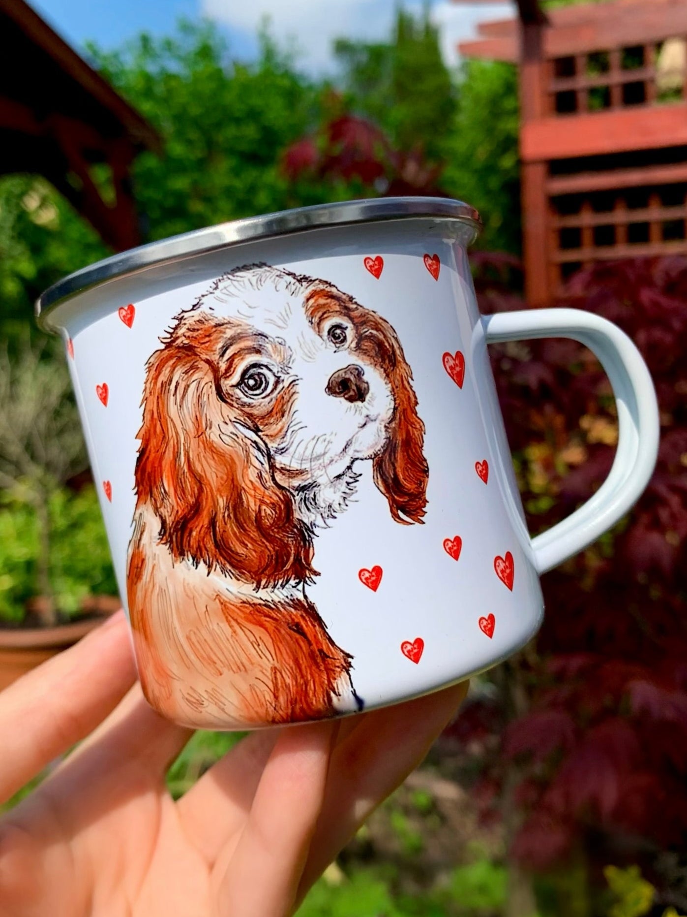 Fém bögre barna-fehér Cavalier King Charles spániel mintával, kézzel rajzolt kutyás grafikával és apró piros szívekkel díszítve