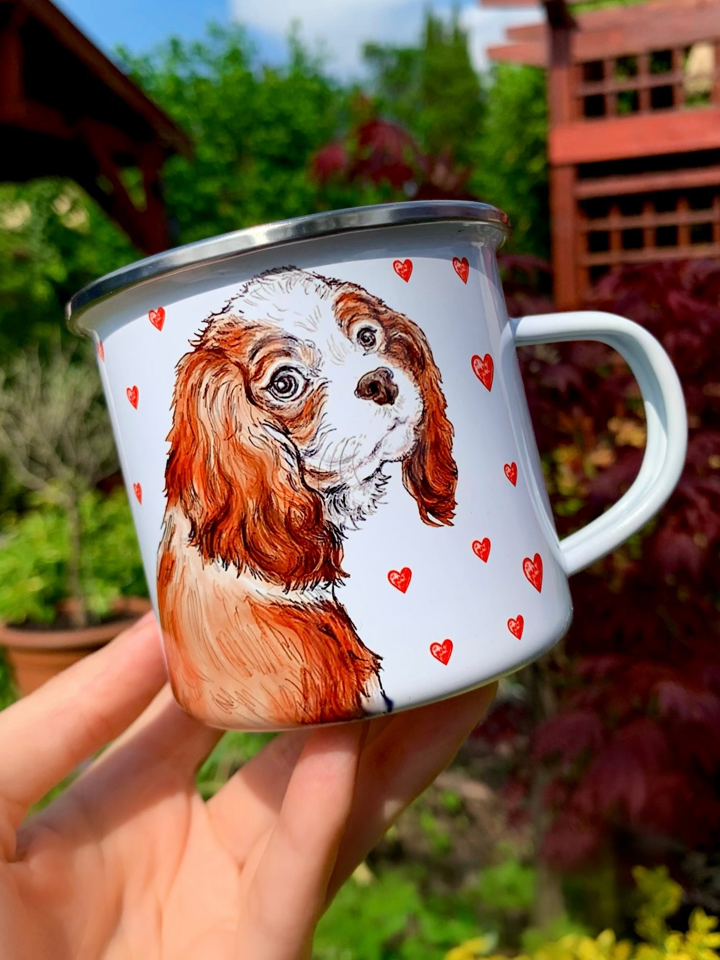 Kézzel illusztrált cavalier spániel bögre – fehér alapon piros szívekkel