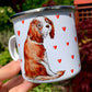 Cavalier King Charles spánieles fém bögre oldalnézetből, piros szívecskés mintával