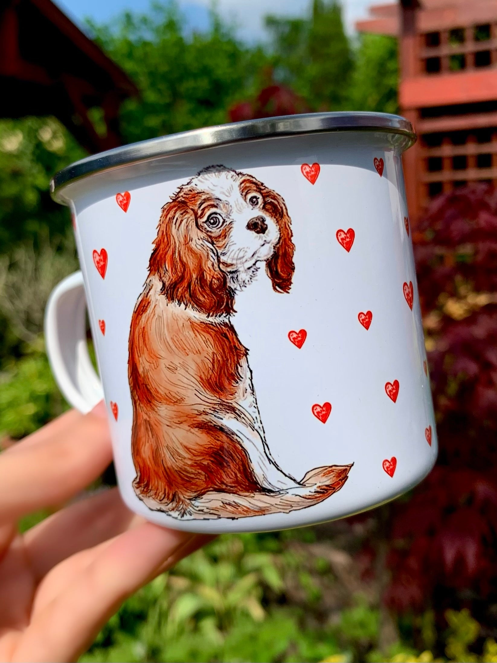 Cavalier King Charles spánieles fém bögre oldalnézetből, piros szívecskés mintával