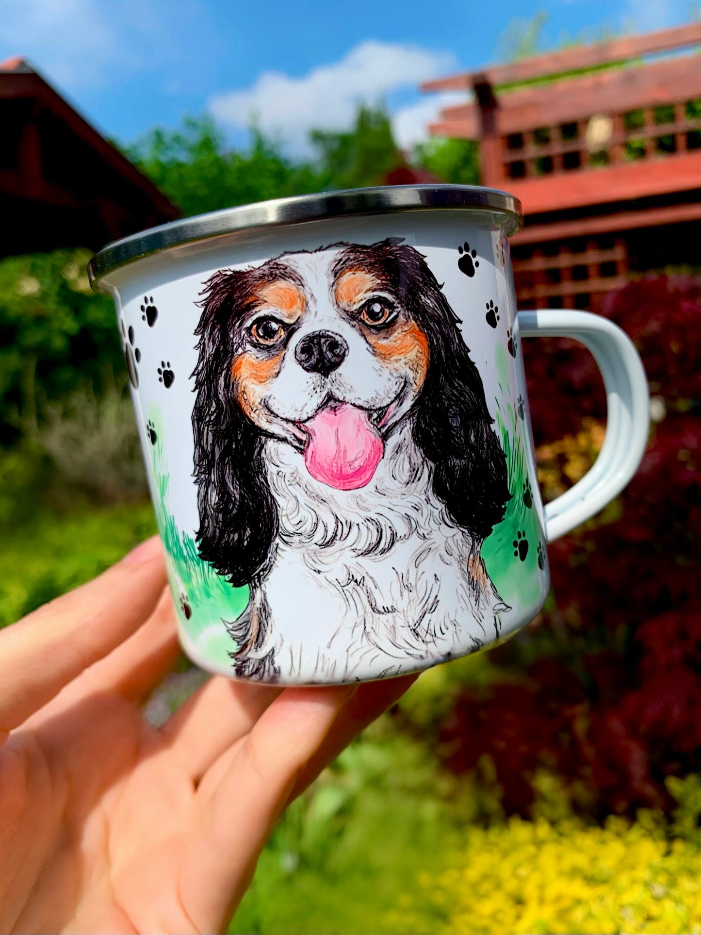 Prémium kerámia bögre, akvarellfestett és ceruzarajzolt Cavalier King Charles spániel kutya, játékos fekete mancs mintákkal a háttérben