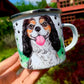 Fém bögre kézzel festett barna–fekete–fehér Cavalier King Charles spániel mosolygó portréjával, fekete mancs mintás fehér háttérrel, prémium ajándék