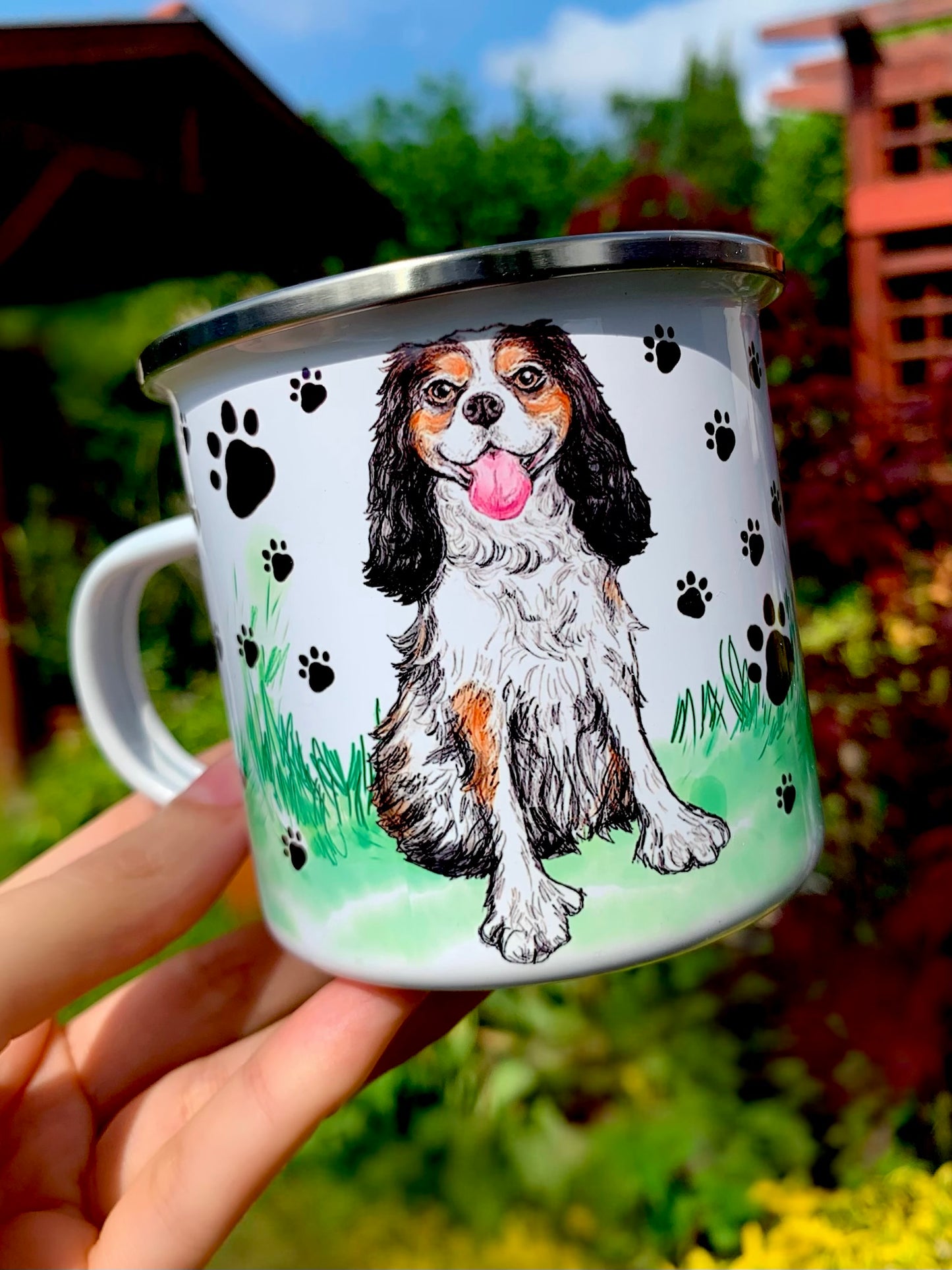Kézzel rajzolt és festett Cavalier spániel portré kerámia bögrén, mosolygó arckifejezéssel, fekete mancs mintás fehér designnal, kutyabarátoknak