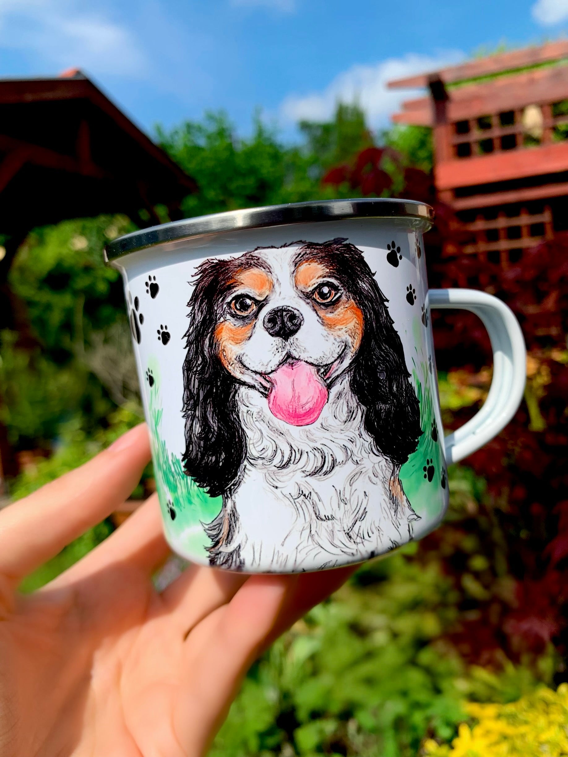 Barna–fekete–fehér Cavalier spániel kutyás kerámia bögre, kézműves akvarell festett illusztrációval és apró fekete mancs mintás háttérrel