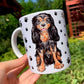 barna-fekete Cavalier King Charles spániel kerámia bögrén, fekete mancs mintás fehér háttérrel, kézműves akvarell festett stílusban
