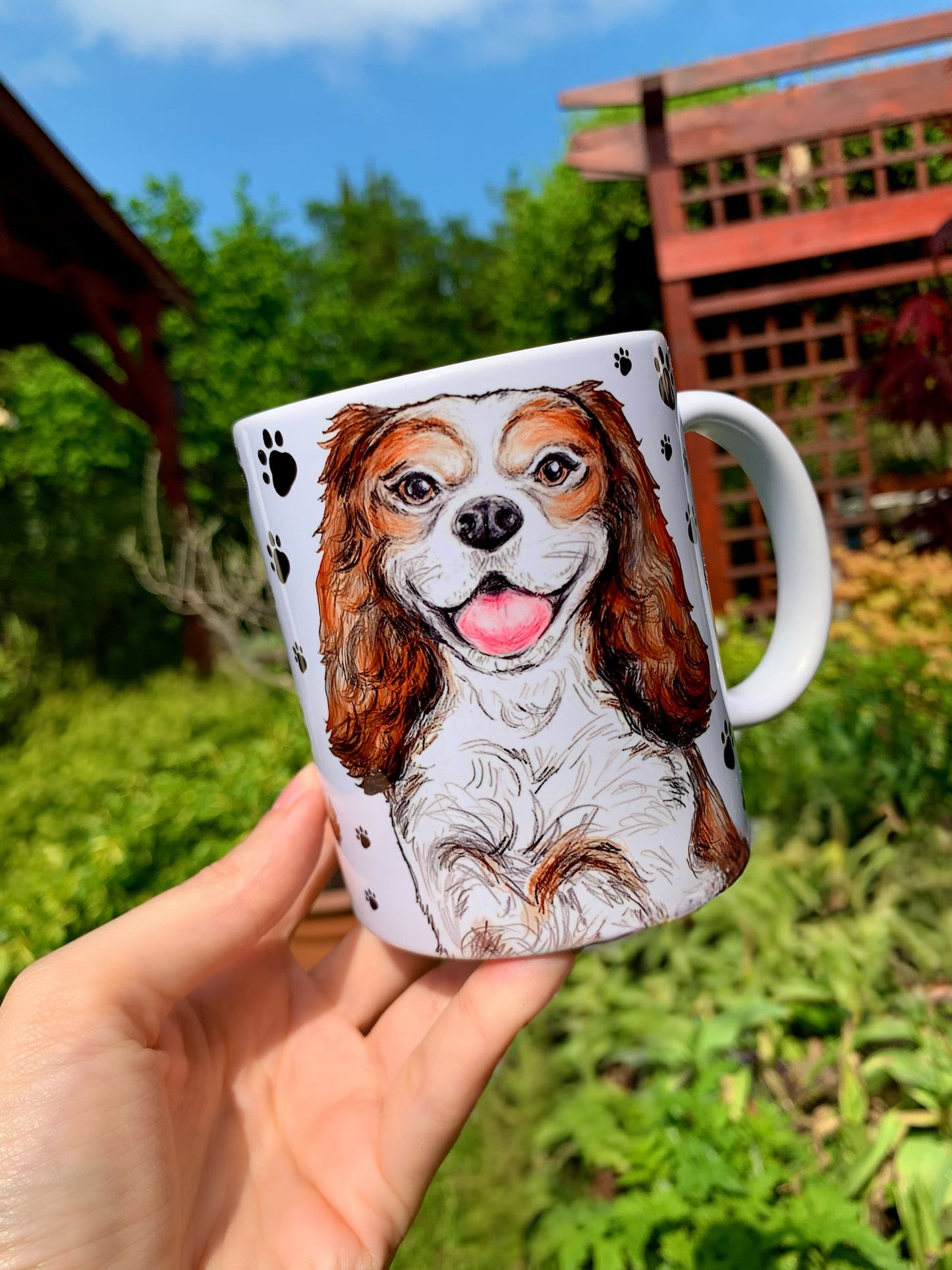 Cavalier Spániel kerámia bögre - Kézzel festett mosolygó Cavalier spániel és mancs mintával