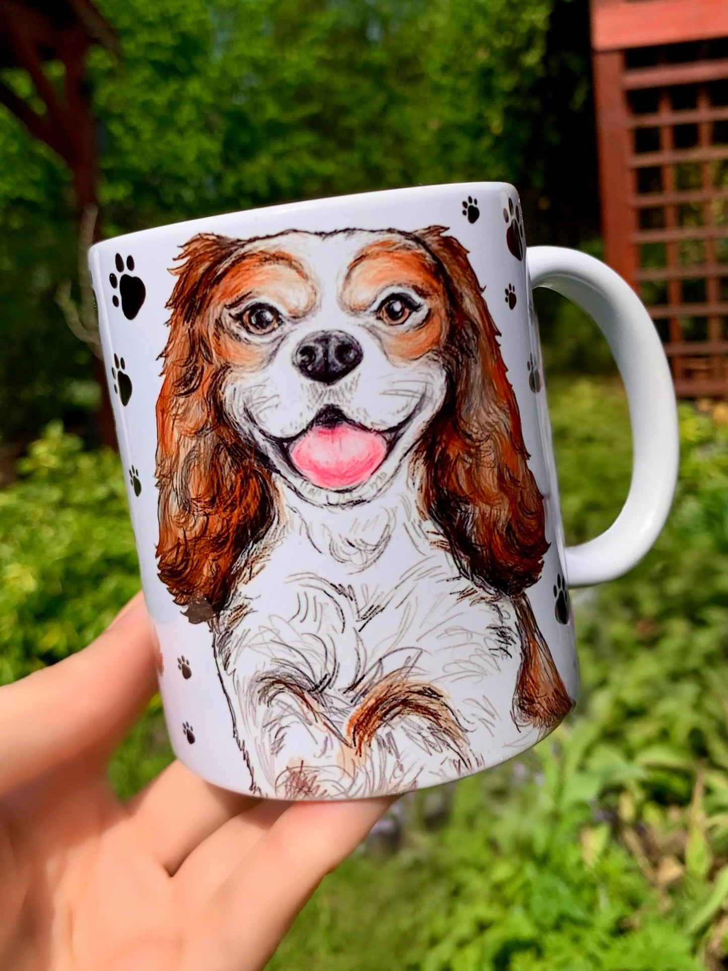 Mosolygós Cavalier spániel kerámia bögre fekete mancsos háttérrel, kézzel festett kutyamintával