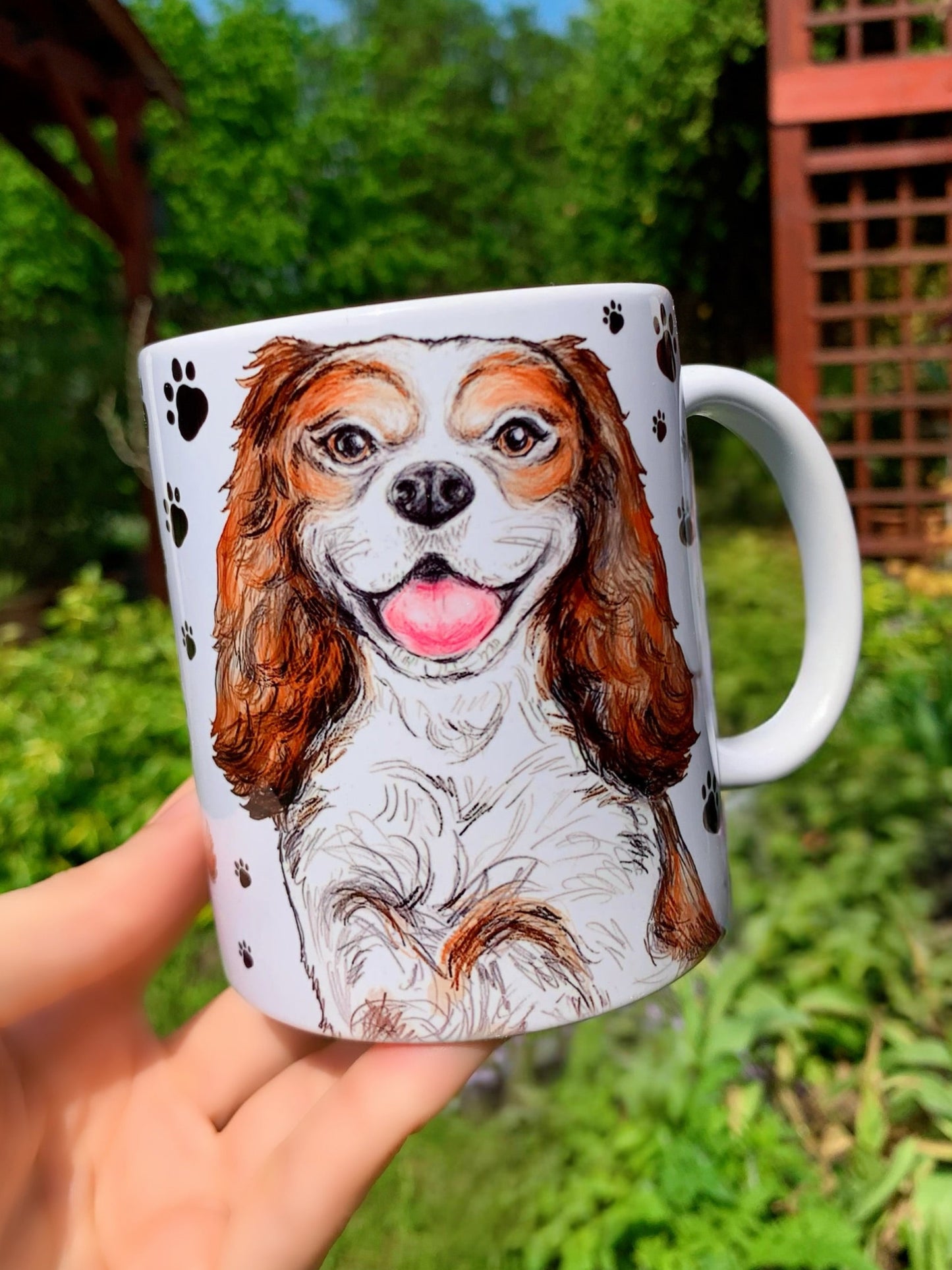 Mosolygós Cavalier King Charles spániel minta kerámia bögrén, fekete mancsos háttérrel