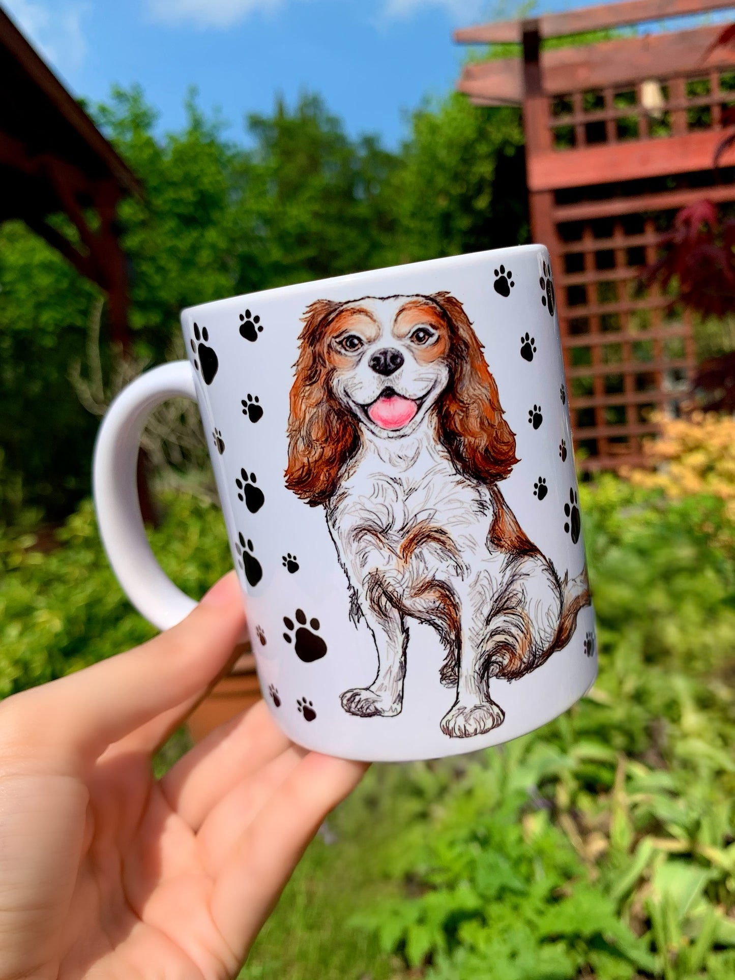 Ülő Cavalier spániel kerámia bögre, kézzel rajzolt és festett mintával