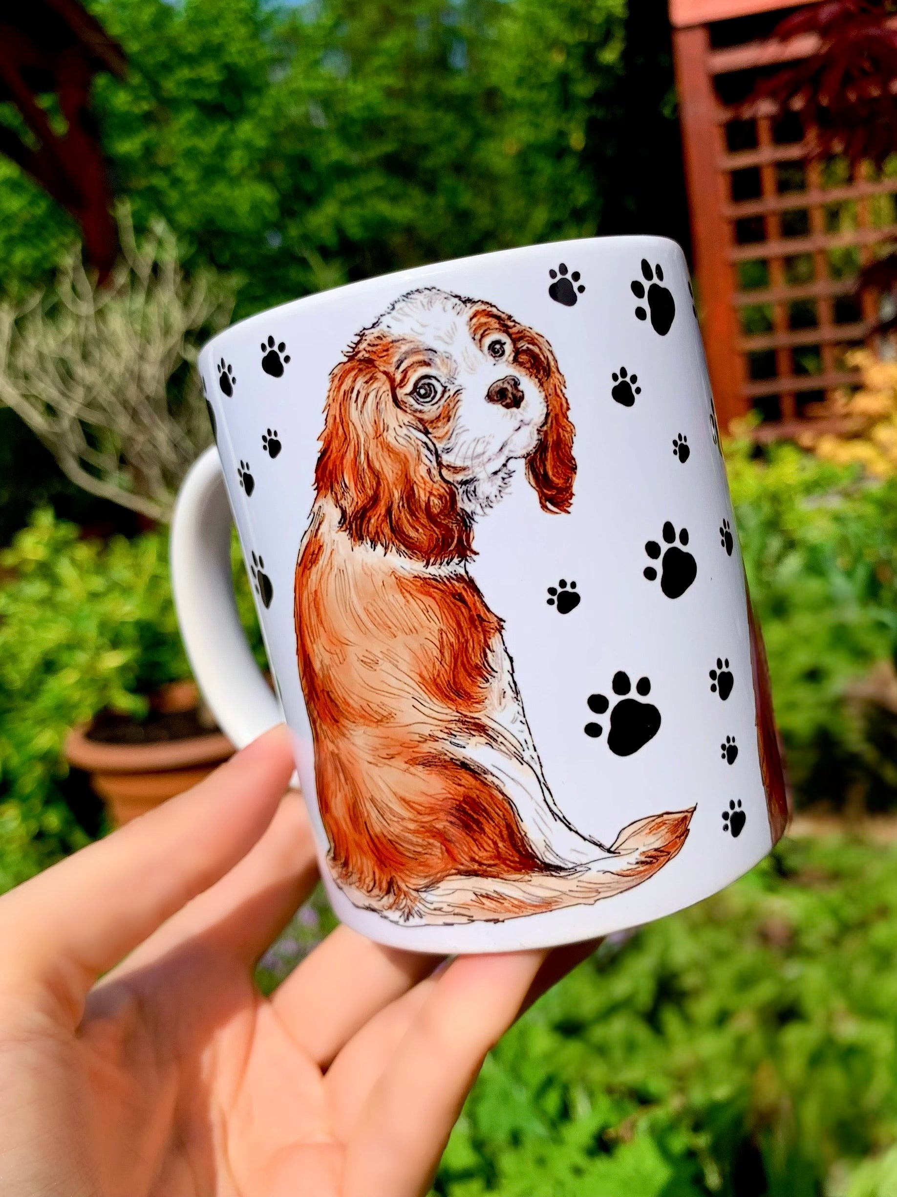 Kézzel rajzolt Cavalier King Charles spániel kerámia bögre fekete apró mancs mintával