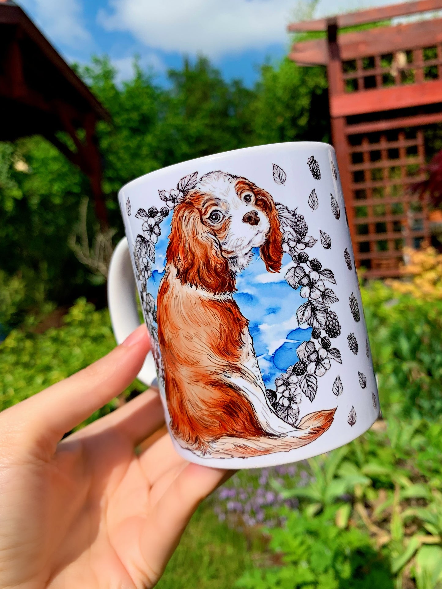 Cavalier spániel kutyás kollekciónk bögréje – kék akvarell háttérrel, részletgazdag kutyaportréval, gyümölcsös és leveles motívumokkal