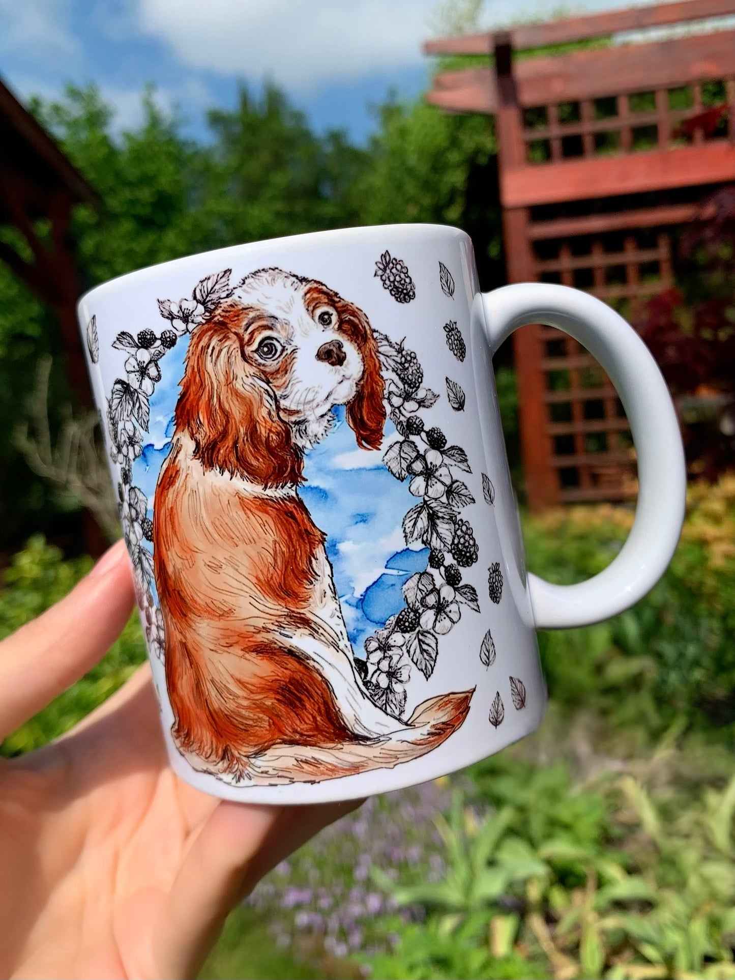 Nyári hangulatú, kézzel rajzolt Cavalier spániel bögre, kék akvarell középrésszel és részletgazdag gyümölcsös mintával