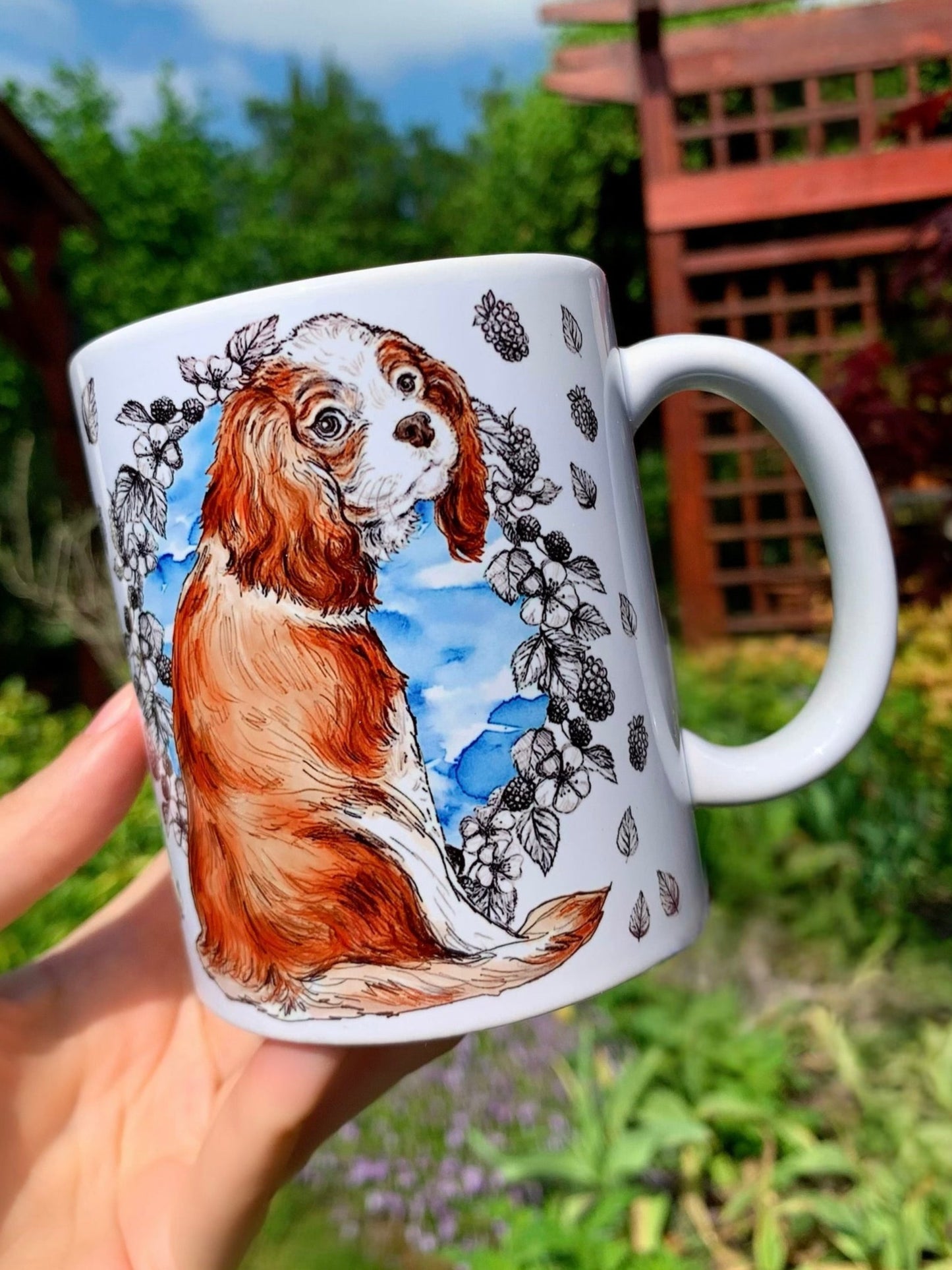 Prémium kerámia bögre kézzel festett Cavalier spániel illusztrációval, kék akvarelles középrésszel és gyümölcsös-leveles mintával