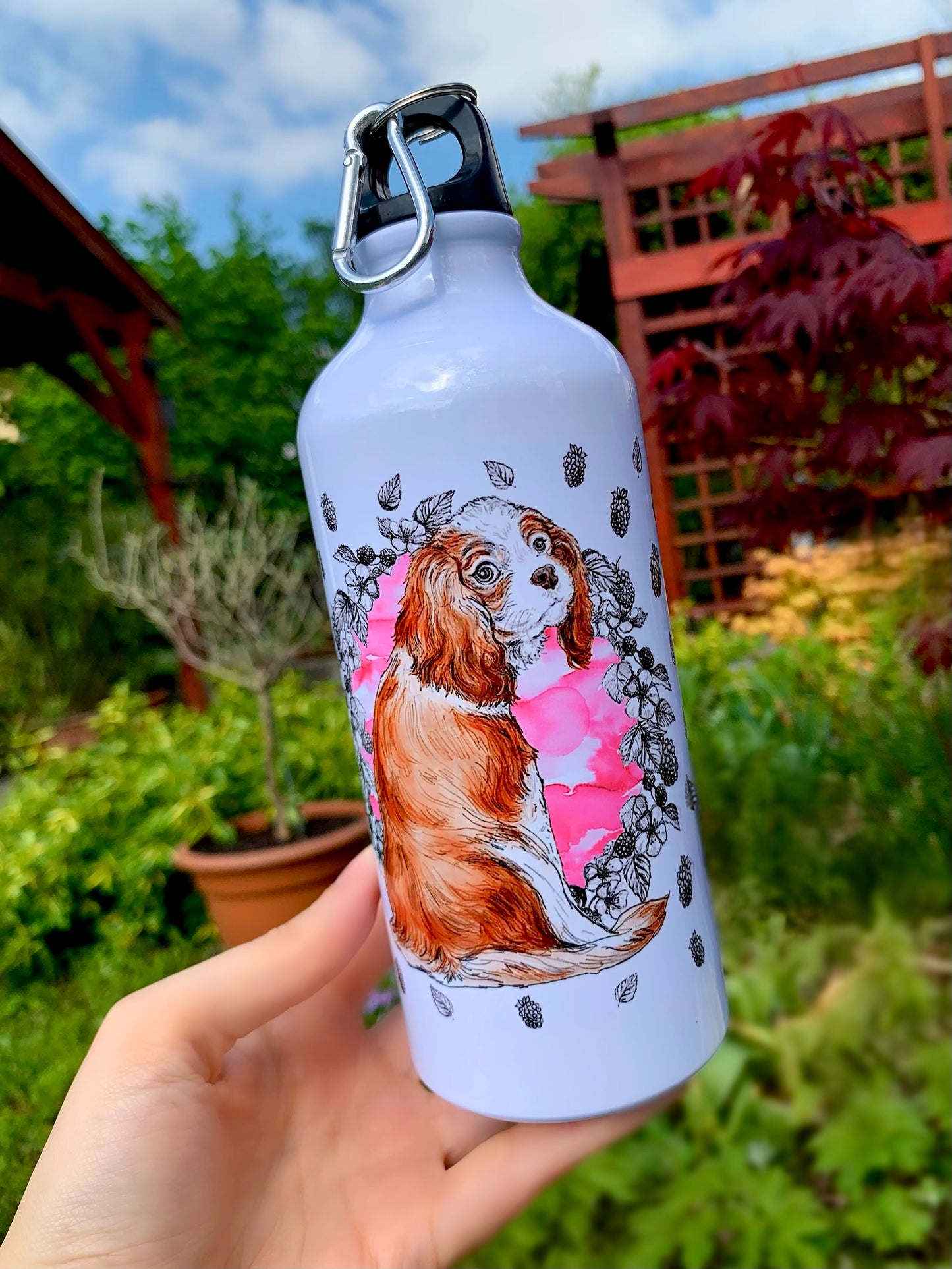 Kutyás fém kulacs Cavalier spániel kedves portréjával, rózsaszín gyümölcs- és levélmintás kézzel festett háttérrel