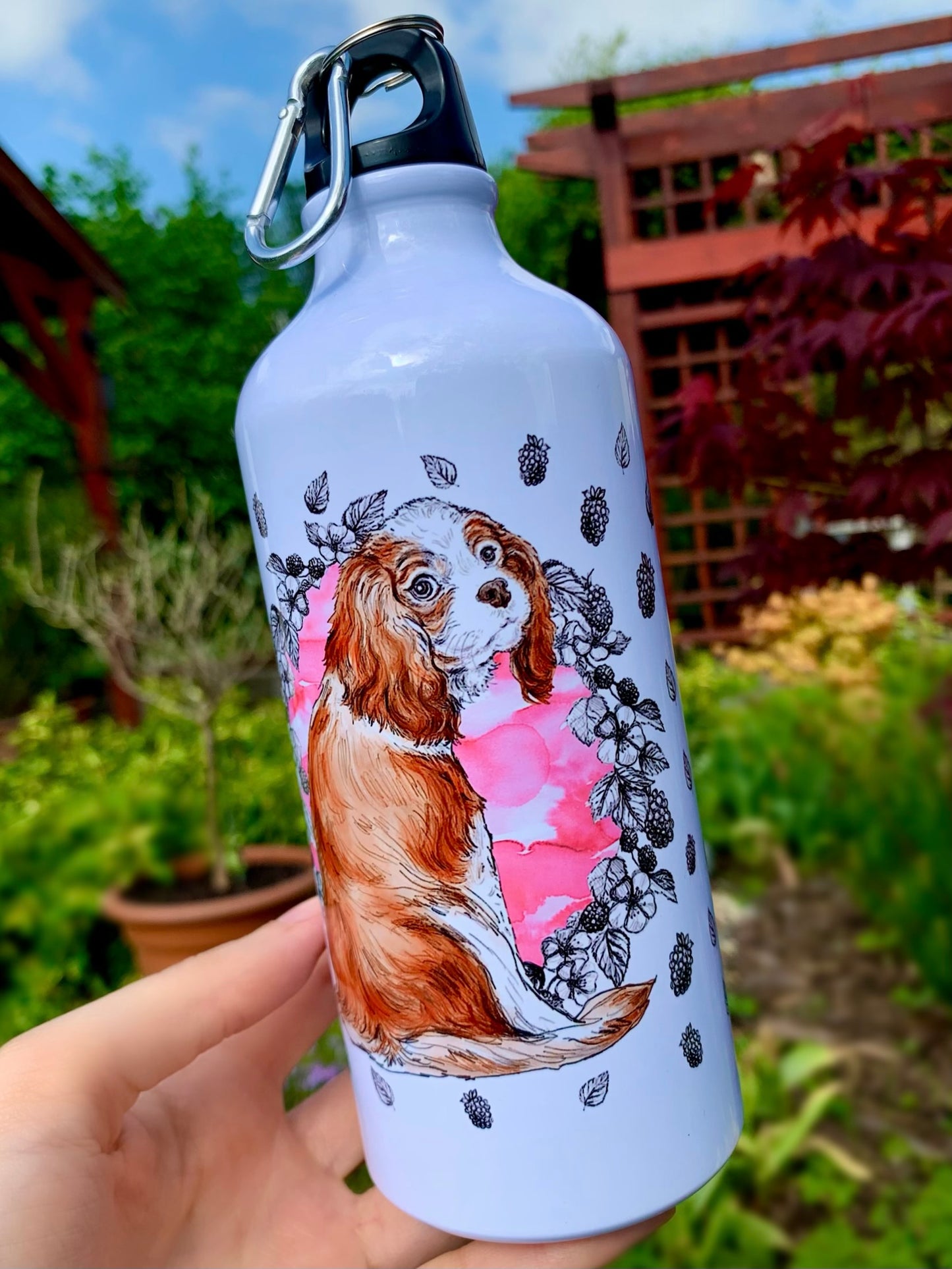 Egyedi fém kulacs rózsaszín akvarell foltos háttérrel, apró gyümölcs- és levélmotívumokkal, kézzel rajzolt Cavalier spániel portréval