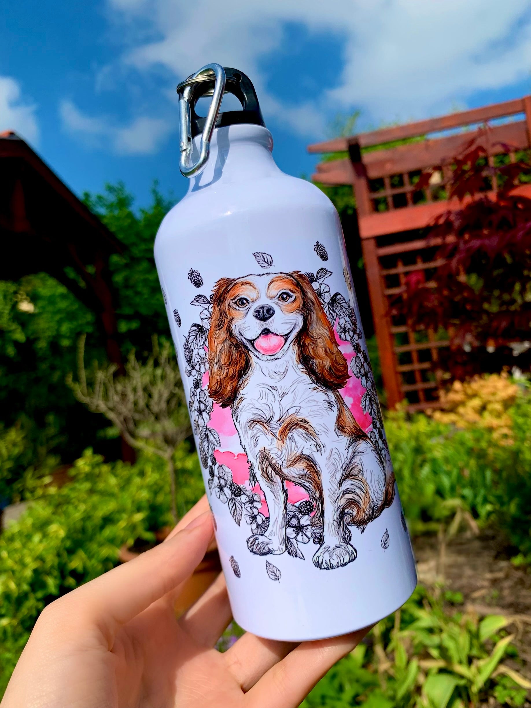 Cavalier spániel kollekció prémium kutyás ajándékokkal – kézzel festett kulacs virágos és gyümölcsös rózsaszín mintával