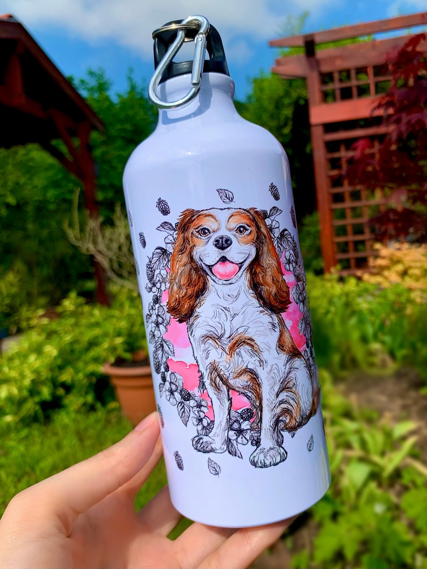 Mosolygó Cavalier spániel portréval díszített fém kulacs, rózsaszín virágos-gyümölcsös akvarell hátterű kézi festéssel