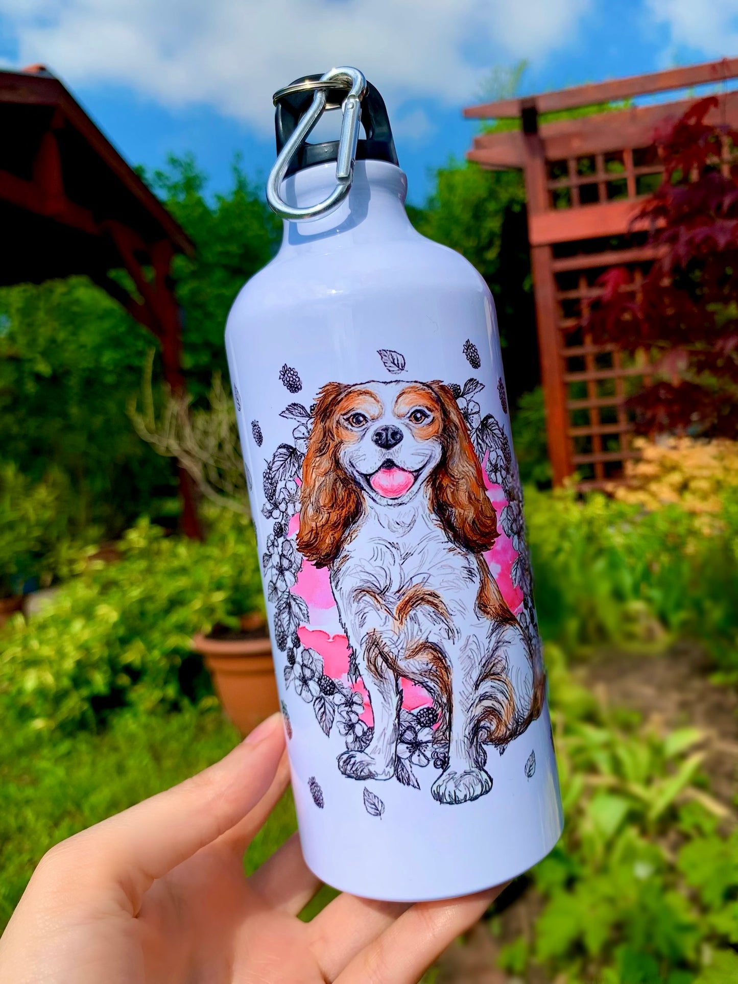 Rózsaszín akvarellfoltos, virágos és gyümölcsös mintájú prémium kulacs kézzel festett Cavalier spániel kutyával