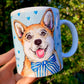 Romantikus stílusú kerámia bögre Corgi kutyával, kinagyított fejes illusztrációval és kézzel festett világoskék szív mintákkal.
