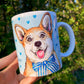 Vidám Corgi kutyás kerámia bögre világoskék szív mintákkal, mosolygó kutyával, részletgazdag kézzel festett akvarell grafikával.