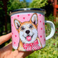 Fém bögre teljes alakos, kézzel festett világosbarna-fehér Corgi illusztrációval, rózsaszín szív mintákkal, fehér háttérrel, részletes akvarell grafikával.
