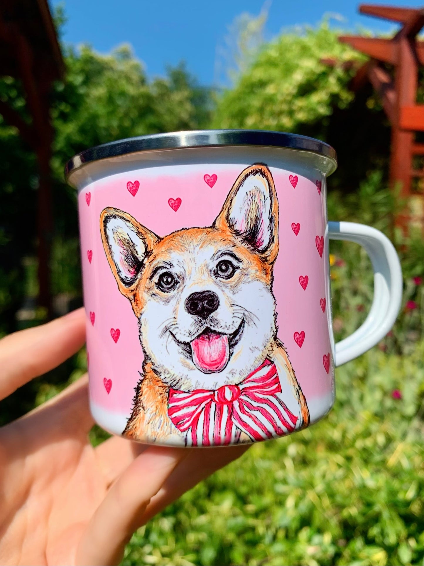 Fém bögre teljes alakos, kézzel festett világosbarna-fehér Corgi illusztrációval, rózsaszín szív mintákkal, fehér háttérrel, részletes akvarell grafikával.