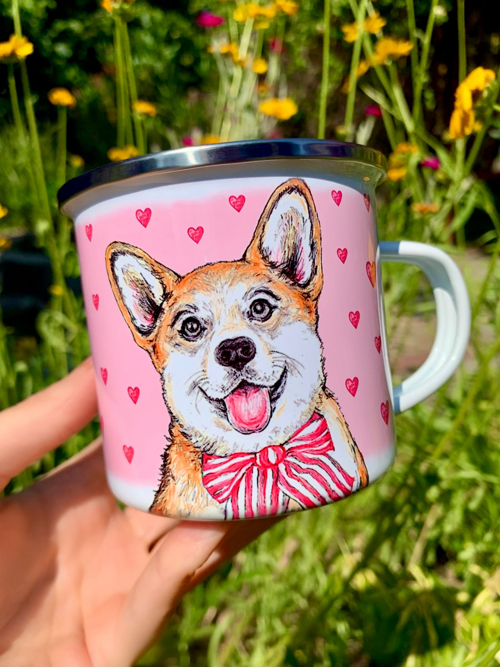 Fém bögre világosbarna-fehér Corgi illusztrációval, kézzel rajzolt és akvarellfestett részletekkel, rózsaszín szív mintákkal, fehér háttérrel.