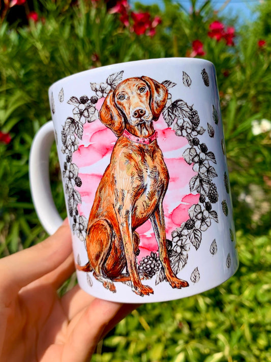 Kerámia bögre kézzel festett vizsla kutyával és rózsaszín, bogyós gyümölcsös mintával, levelekkel és akvarell részletekkel.