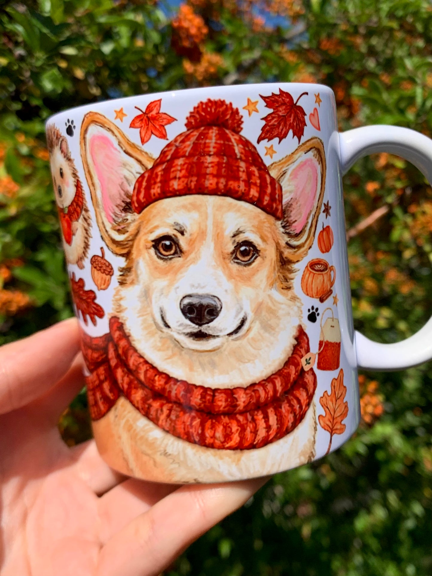 Őszi kutyás bögre sapkás Corgi portréval, színes falevelekkel és kézzel festett mintával